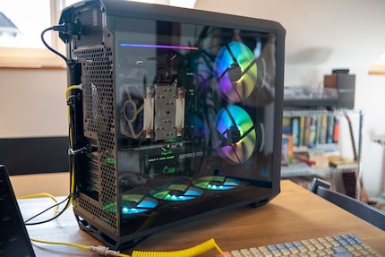 En plus des ventilateurs RGB, le Torrent possède également une bande RVB en haut à côté du panneau d’alimentation.