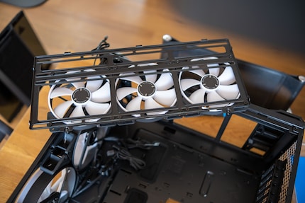 Le support inférieur du ventilateur peut être retiré pour faciliter le montage.
