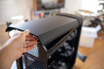 Évolution en termes de design : la face supérieure n’a plus une seule arête par côté, mais deux.