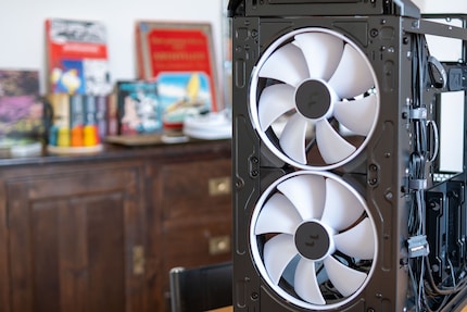 Deux ventilateurs de 180 mm assurent une ventilation efficace.