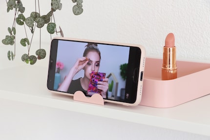 Je peux mettre mon téléphone à la place du miroir et regarder des tutoriels de maquillage.