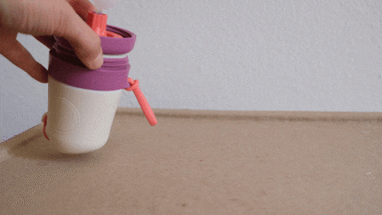 Il faudrait fixer Emanui à un crochet lors de la fixation de la cup pour ne pas qu'il se renverse.