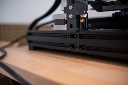 Vous devez desserrer ces quatre vis et celle du côté opposé, puis les resserrer afin que l’Ender 3 V2 soit aussi plane que possible.