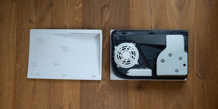 Retirez le couvercle en le faisant glisser vers le bas de la PS5.