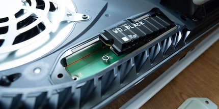 Les différents trous sont pour les SSD de différentes longueurs.