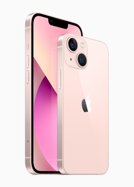 Comparaison de la taille de L’iPhone 13 et de l’iPhone 13 mini.