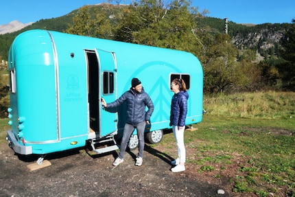 Les vagabonds Annina Coradi, Claude Balsiger et la caravane du bureau à La Punt-Chamues-ch