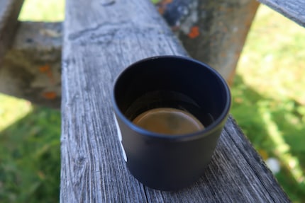 L'expresso sort du porte-filtre.