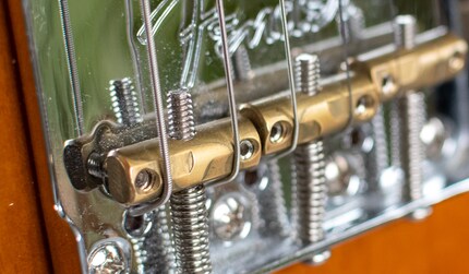 ... et sur une guitare Telecaster. Le support doit servir pour deux cordes. On utilise ici au moins des tabulations modifiées, qui compensent largement le mauvais accordage.