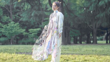 Mary et sa pièce unique : la robe « Iridescence » de The Fabricant. Photo : The Fabricant