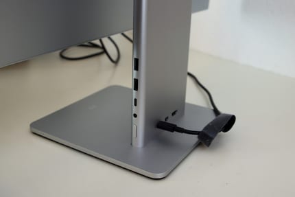 Vous trouverez les connexions derrière le socle, et sur les côtés.