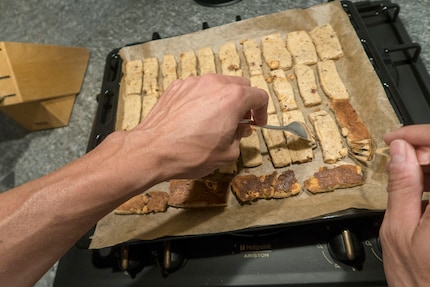 La cuisson est une affaire de précision : d'abord 11 minutes d'un côté, puis 7 de l'autre côté.