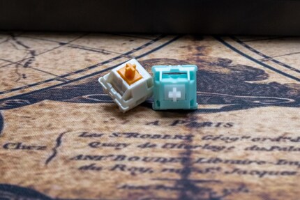Links ein Glorious Panda und rechts ein Glorious Lynx Switch.