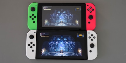 En haut, la Switch de 2019, en bas, la Switch OLED avec « Metroid Dread ».