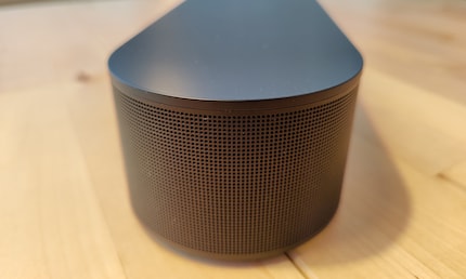 La grille du haut-parleur est nouvelle : en polycarbonate, le même matériau que celui de la grille du haut-parleur de plus grand Sonos Arc.