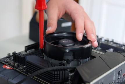 Les vis du ventilateur doivent être serrées au fur et à mesure.