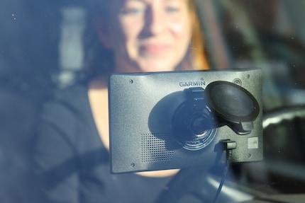 Katharina derrière le CamperVan au volant de son fourgon aménagé.