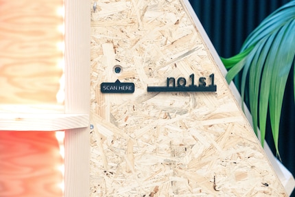 Book, pay, receive the QR code and hold it to the scanner: That’s how easily you can gain access to the meditation booth.