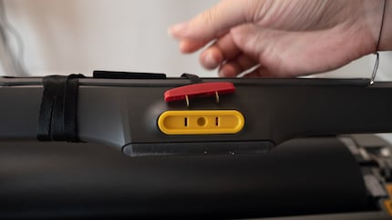 Arrêt d'urgence dans la main courante : si la prise est retirée, le tapis s'éteint. En mode course à pied, il doit être accroché aux vêtements.