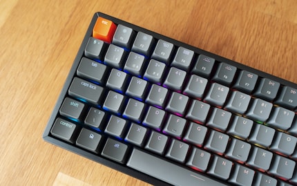 Le rétroéclairage RGB est plutôt discret pendant la journée. Il est vraiment visible le soir.