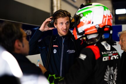 Lorenz Frey-Hilti dans un stand sur le circuit du Nürburgring.