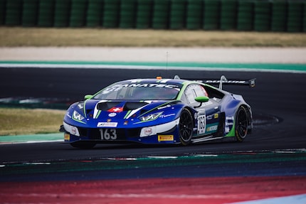 L’un des trois véhicules en piste sur le circuit de Misano.