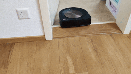 Röbi a réussi à sortir de la chambre grâce à une rampe.