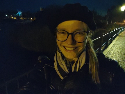 Les selfies présente beaucoup de bruit, le rendu s'améliore qu'en présence d'une source de lumière.