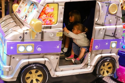 Ils sont partout, clignotent de toutes les couleurs – et sont « malheureusement » souvent en panne : les mini-manèges automatiques.