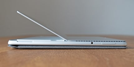Ceux qui souhaitent utiliser un casque ou des écouteurs filaires seront ravis de la prise jack 3,5 mm.
