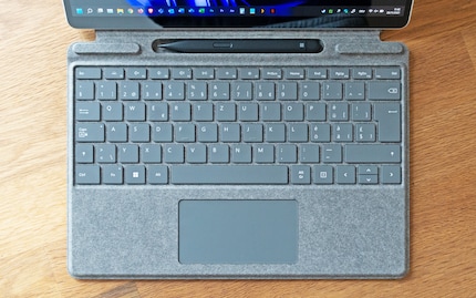 Clavier, protection d'écran et « encoche à stylet » tout en un.