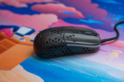 La MZ1 RGB de Xtrfy est la souris de type fingertip grip par excellence.