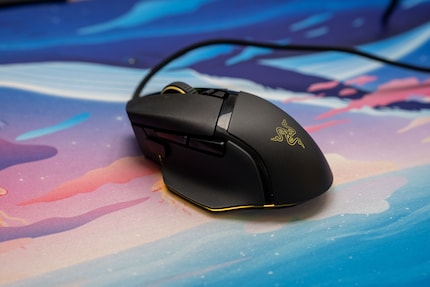 La Razer Basilisk V3 possède dix touches programmables. Cela n’en fait pas la souris parfaite pour les MMORPG, mais une bonne souris polyvalente avec laquelle tu peux caster et shooter.