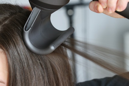 Les cheveux supérieurs épousent la surface de l’embout.