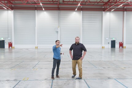 Steffen (à droite) dans la vacuité du hall en 2018