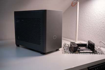 Le NR200P Max a une capacité de 18,3 litres. Élément de comparaison : la carte mère Mini ITX