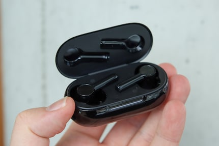 Les OnePlus Buds Z2 dans leur boîtier de transport