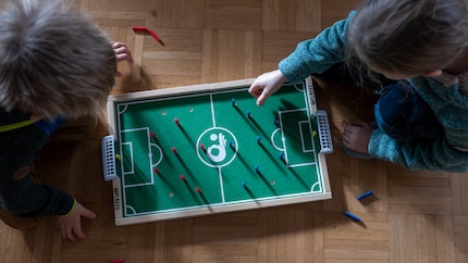Eleven wooden «players» are stuck in the board, blocking the direct path to the goal.