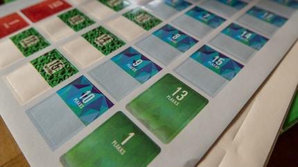 Neutral stick-on shirts are included. But if you want Real or Barça, you’ll have to order the respective sticker sheets.