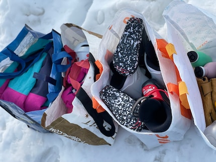 Pour deux heures de ski, on se retrouve vite avec quatre sacs, voire plus.