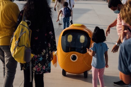 Voici Opti, l’un des cent robots qui accueillent, prennent en photo, approvisionnent et informent les visiteurs.
