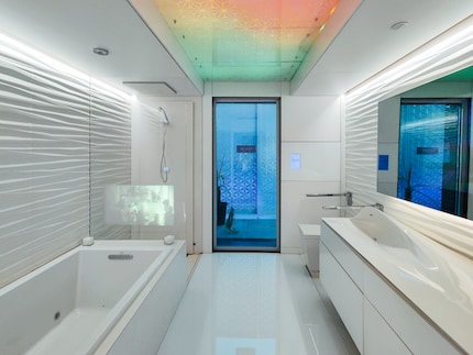 La salle de bain est géniale. J’aime la combinaison des différents éléments. C’est pratique et minimaliste.