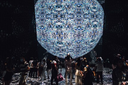 Un gigantesque écran et une projection sur le sol dans le pavillon de l’Arabie saoudite.