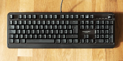 À la lumière du jour, le clavier n'est pas ouf ; en revanche, il s'avère qu'il aime les traces de doigts.