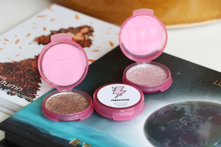 Single shadows by «Chaos Makeup».