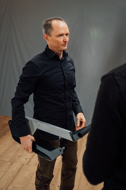 Not as elegant as today's product, but the functionality is similar: Mike Schrag with the Eisenhorn prototype.