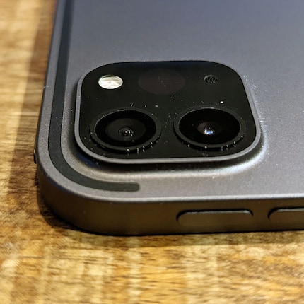 Des antennes sont intégrées à l'arrière de l'iPad. Pour qu'elles n'aient pas à traverser le métal, la bande d'antennes est faite d'un autre matériau.