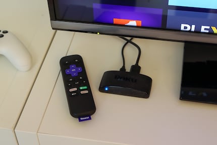 Le Roku Express 4K est plus petit que sa télécommande.