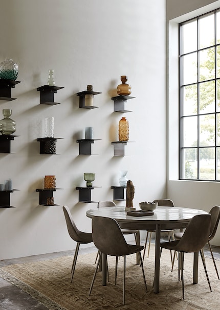 Qui se ressemble s'assemble : les nombreux vases placés sur les différentes étagères sont parfaitement harmonisés.