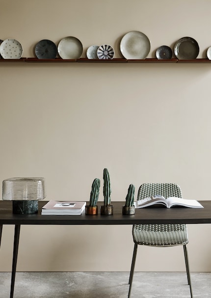 Posées contre le mur, les assiettes sont bien plus visibles, et personne ne risque de les casser.